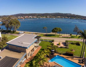 Отель Lakeside Holiday Apartments Merimbula  Меримбула